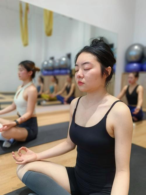 婚前健身放松瑜伽冥想实拍