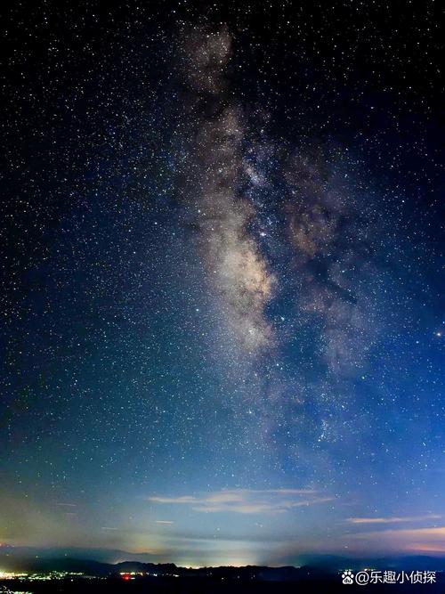 海边露营熄灭灯后的满天银河星空