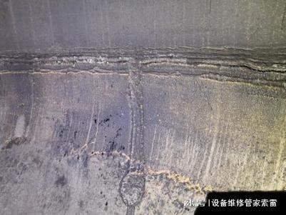 劣质储料罐焊缝渗漏特写