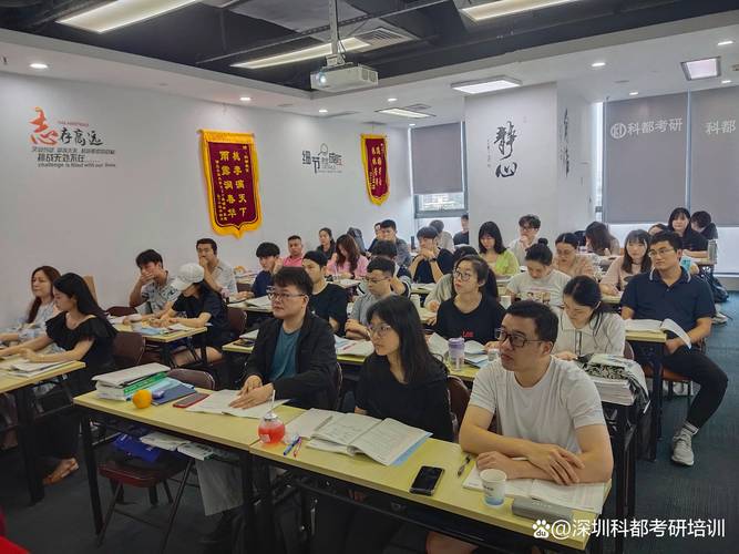 考研辅导机构推销现场,家长和学生犹豫