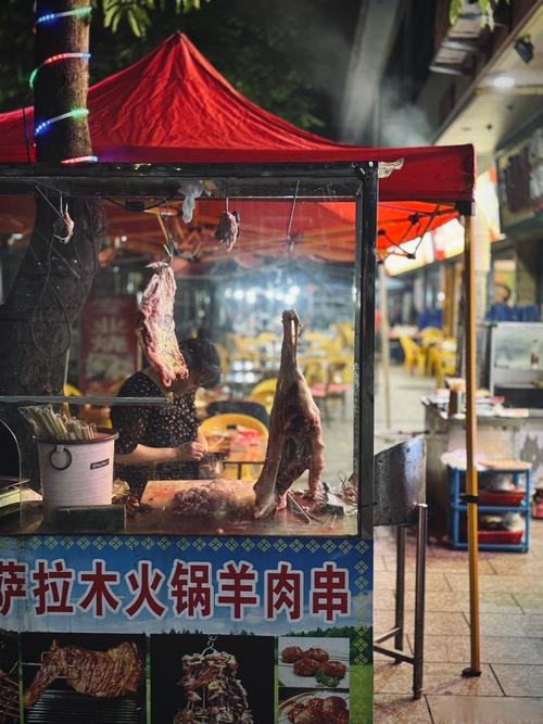 拉萨夜市牦牛肉串摊位