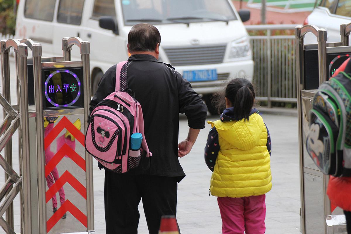 家长互助接送孩子放学场景图
