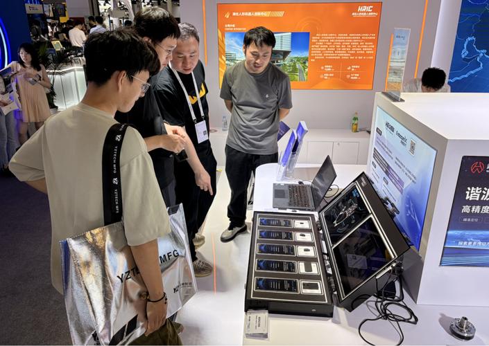 高校科研成果转化技术体验活动展台观众操作柔性传感器