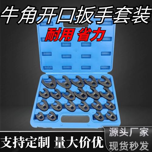 汽修师傅用扭力扳手拧刹车油管接头