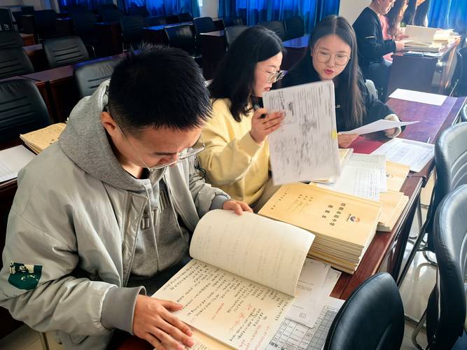 中学生课堂分组鉴别史料真伪活动