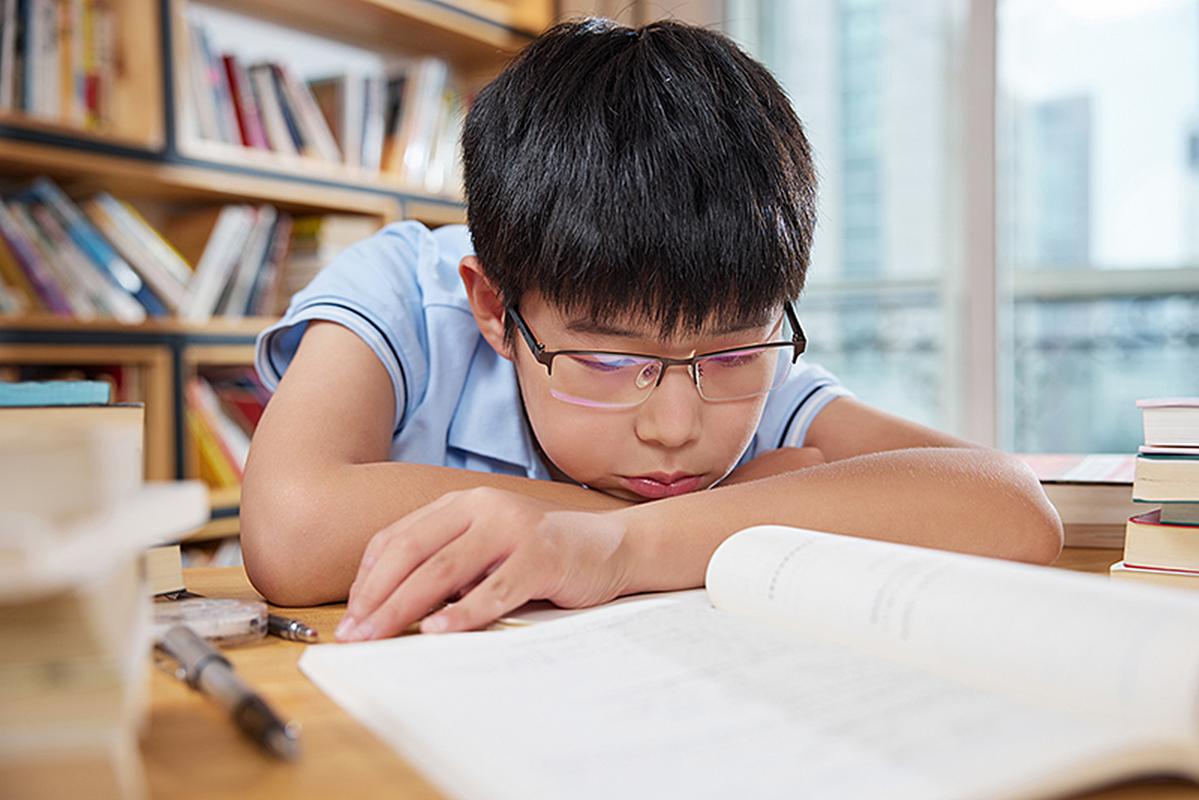 书桌前发呆的中学生学习场景