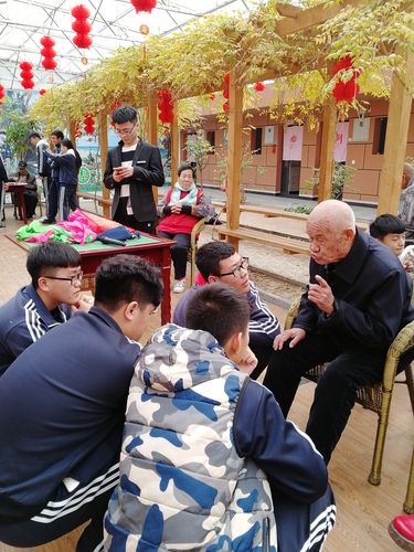 退休工人爷爷拿旧工具给孙辈讲往事场景