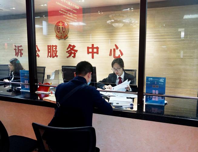 法院立案窗口法官翻看厚厚起诉状皱眉实拍