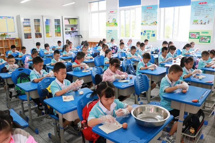 小学公开课劳动教育剥鸡蛋活动现场