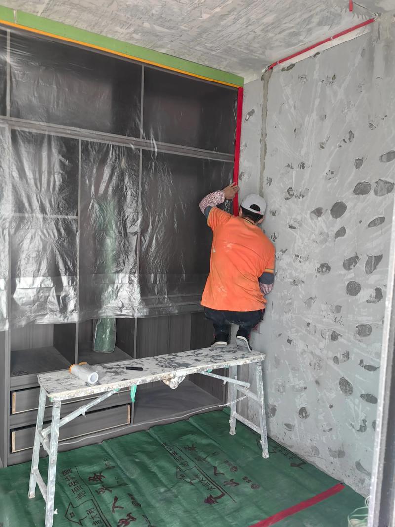 旧墙面刷漆前遮蔽保护家具现场