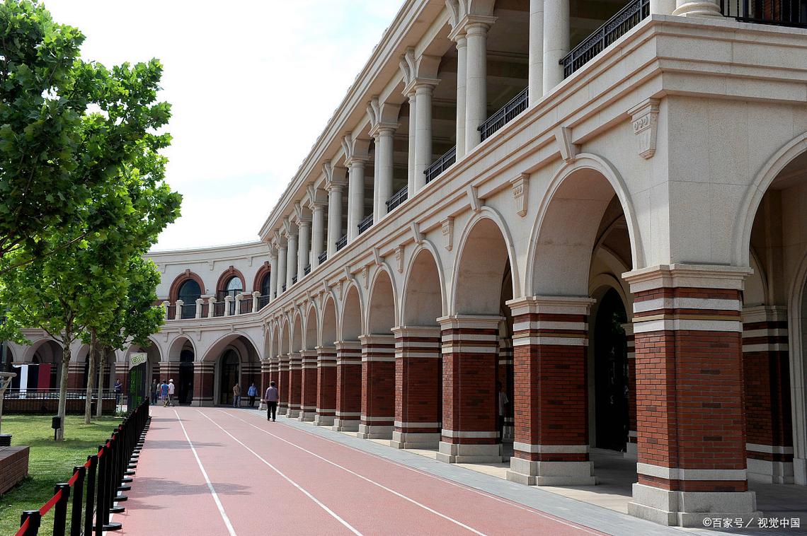 天津五大道民园广场外柏油游览步道