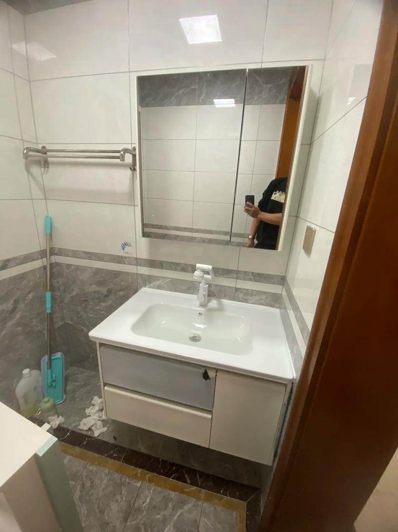 装修工人正在安装悬挂式组合浴室柜