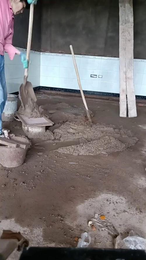 装修现场工人搅拌自建水泥砂浆