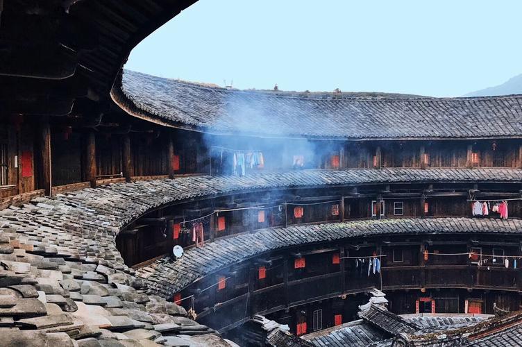 南靖河坑土楼群清晨炊烟