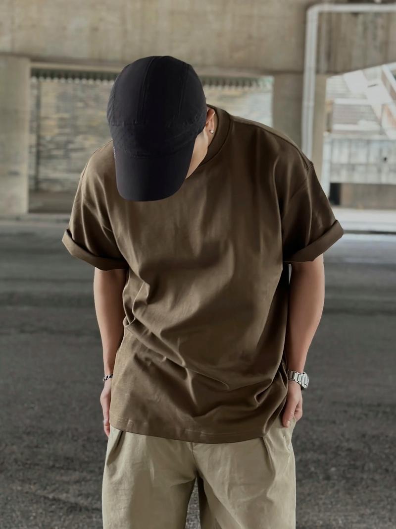 男士白T恤卡其裤棕色皮带穿搭 街拍