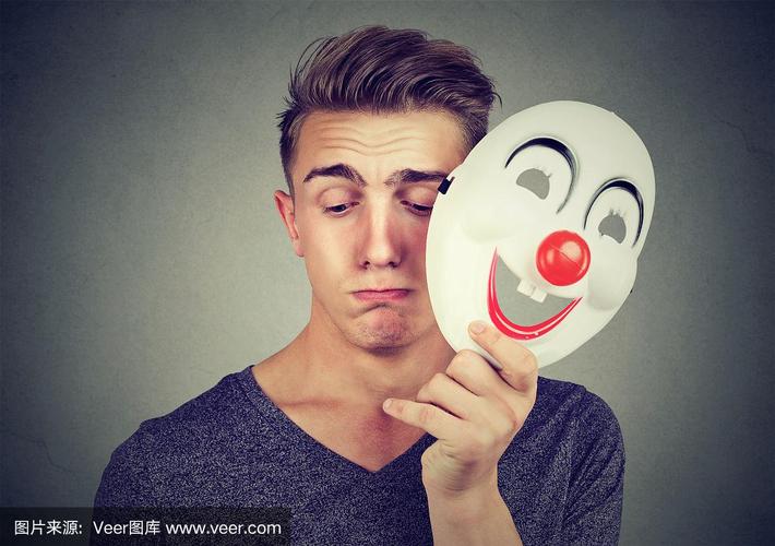 人摘下面具真实情感流露特写摄影