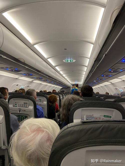 欧洲廉价航空飞机内景背包客乘坐