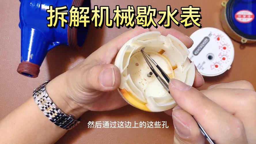 小男孩拆解旧机械水表零件场景图