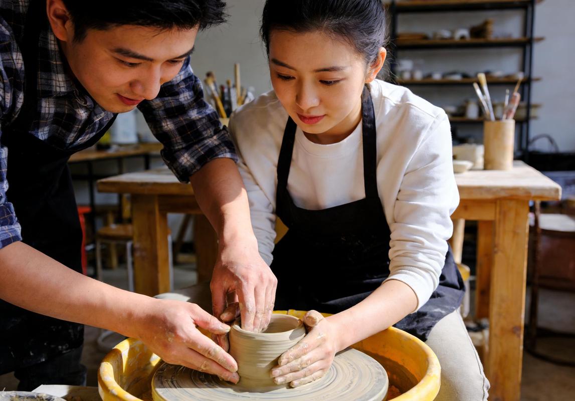 陶艺师拉坯制作陶碗的手部特写