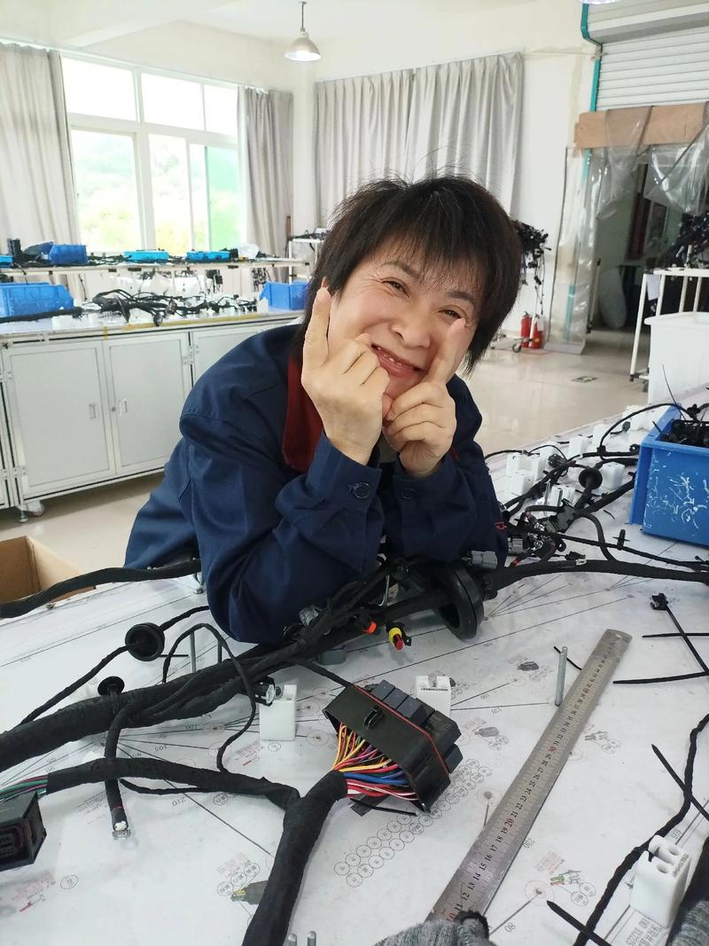 工业车间工人疲惫地坐在机床旁场景