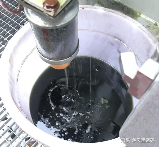 变压器油劣化后颜色发黑粘稠对比新油
