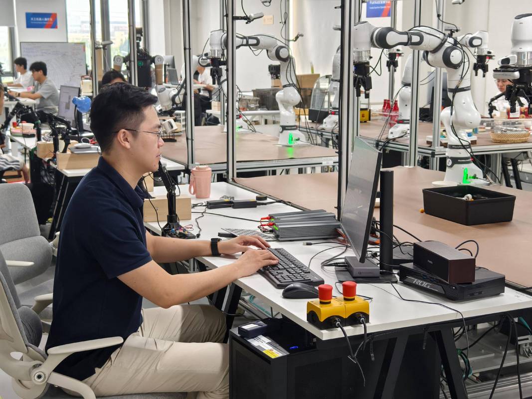 机械实训课工厂数据采集抢数据游戏场景
