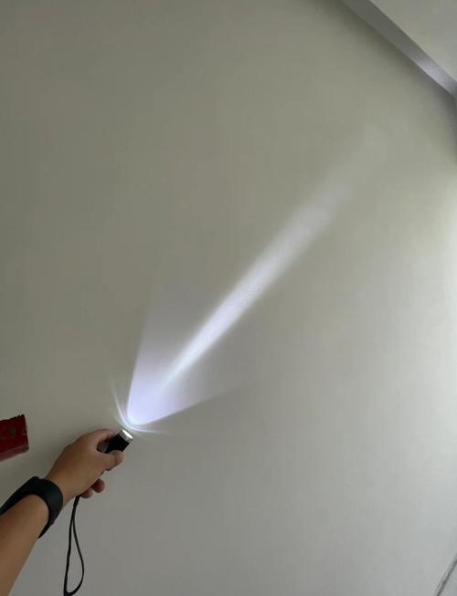 油工拿手电筒打磨墙面找不平实拍