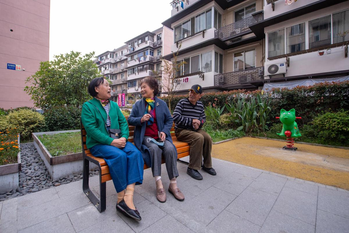 南京老小区楼下住户聊天场景
