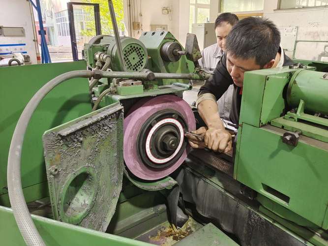 车间磨床砂轮平衡校正作业现场