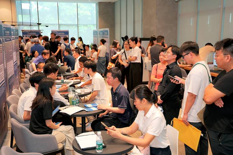 外企招聘群面现场激烈讨论