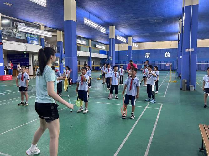 学校课后服务孩子们在室内体育馆做球类活动