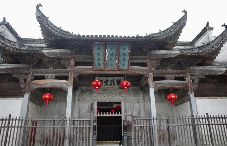南屏村祠堂门前的苔藓石鼓