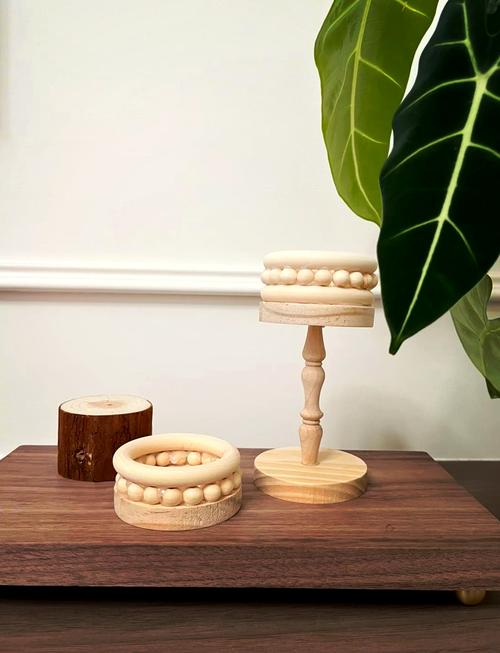 一位手工蜡烛创作者的工作室,桌面上摆放着工具和成品,电脑屏幕显示YouTube后台数据