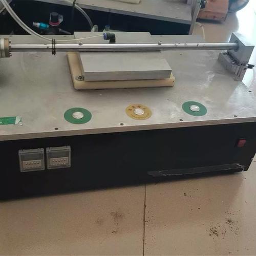 工厂车间覆膜机故障拆机现场图