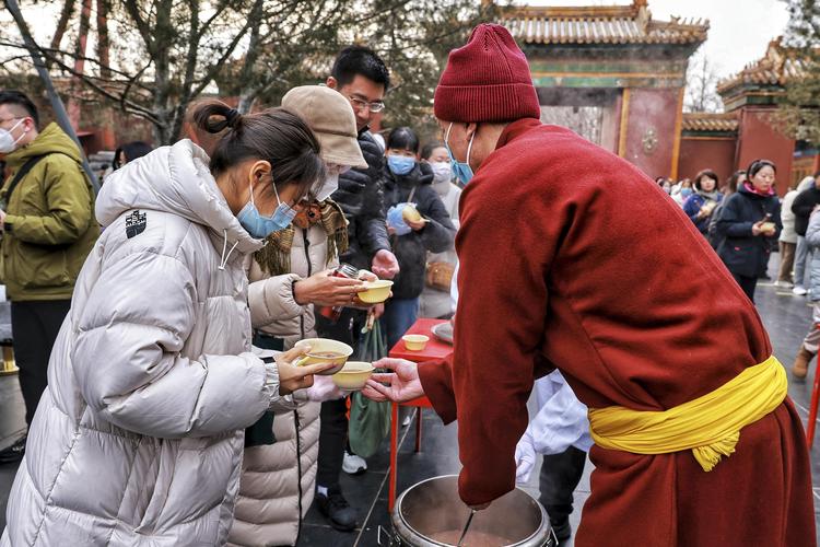北京隆福寺腊八节红墙根排队打粥