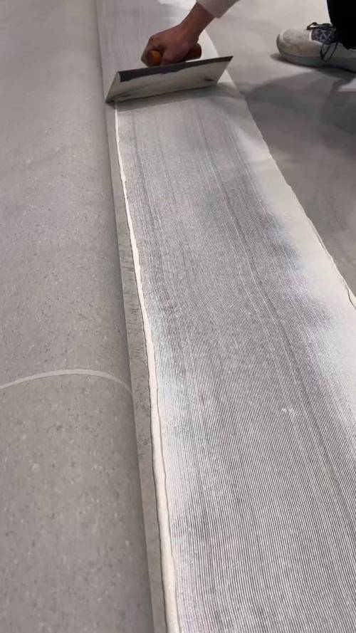 地毯施工满刮胶与条状胶工艺