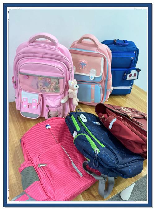 整理后轻量化小学生书包展示