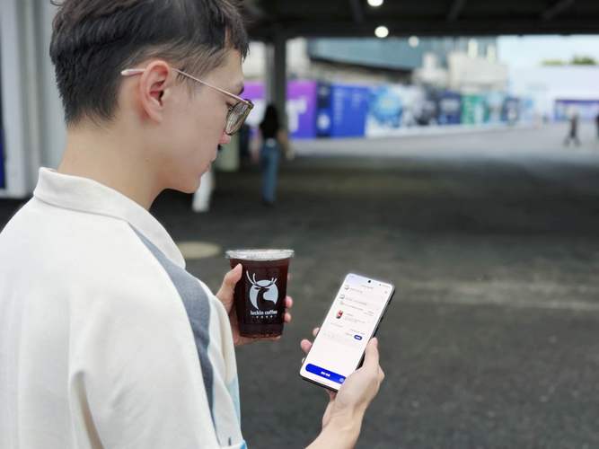 南京社区咖啡店AI点单终端实拍