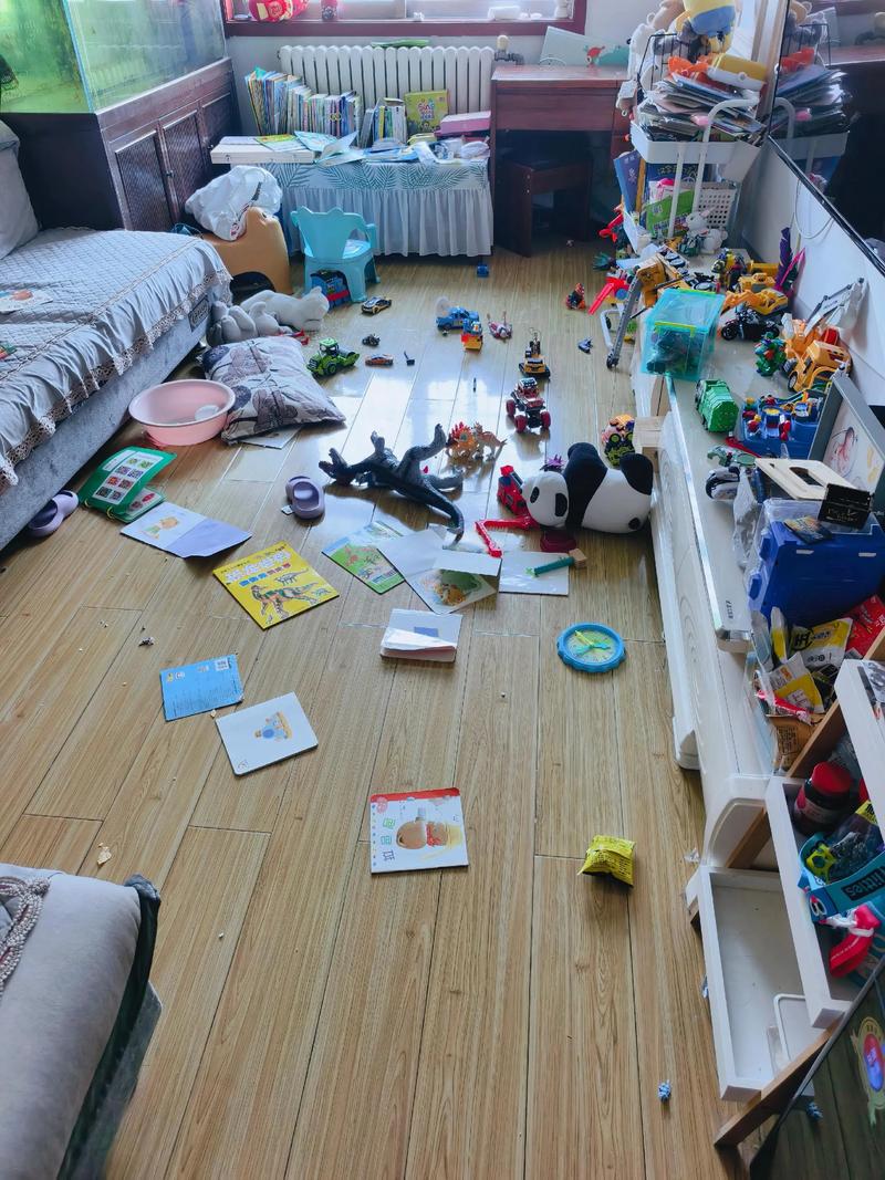 有孩子的家庭客厅乱糟糟应急物品散落一地