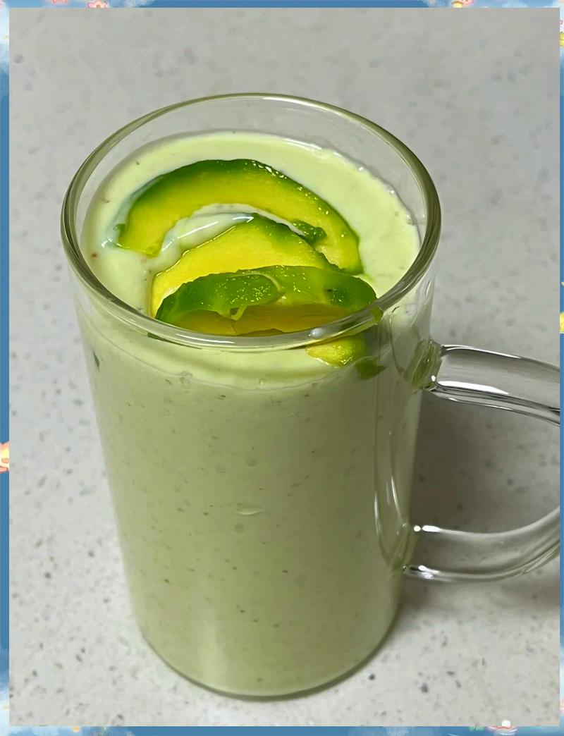 破壁机牛油果香蕉菠菜饮品特写