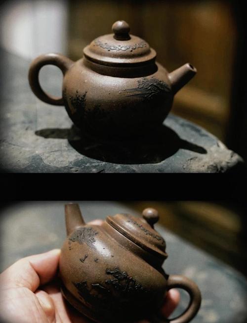 阳台木架上摆放的老式紫砂泡茶壶