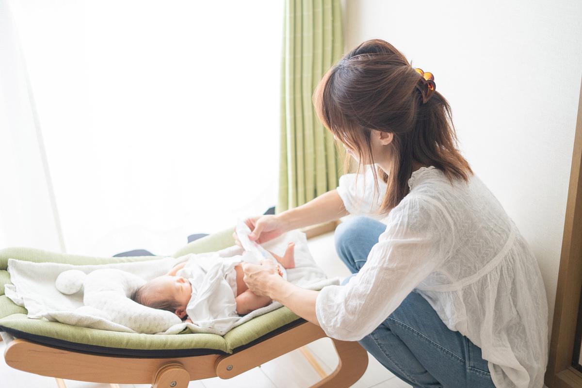 妈妈包里准备带孩子看医生的安抚物品
