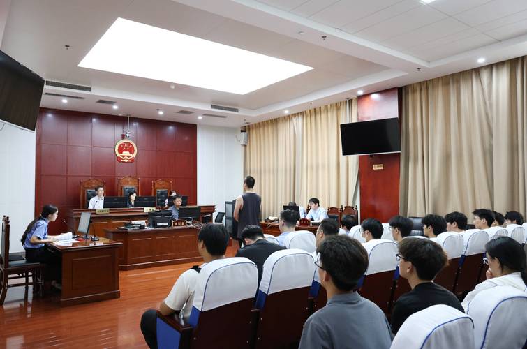 法院庭审现场原告提交彩礼转账记录证据的桌面特写