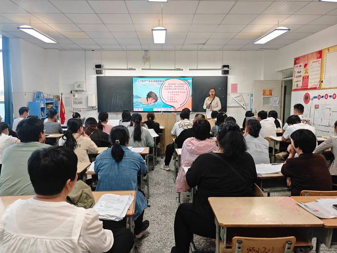 小学家委会开会教室场景图