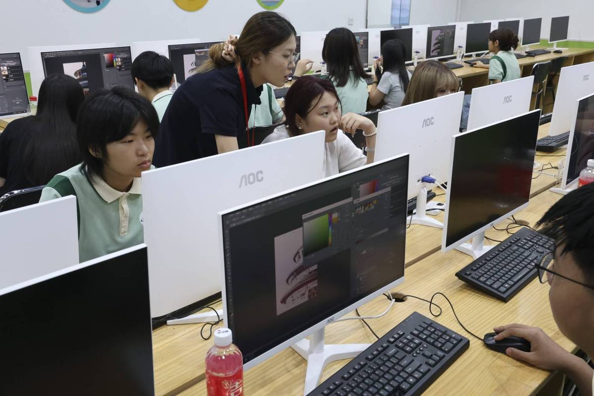 土木工程毕业生转行新媒体运营工作场景