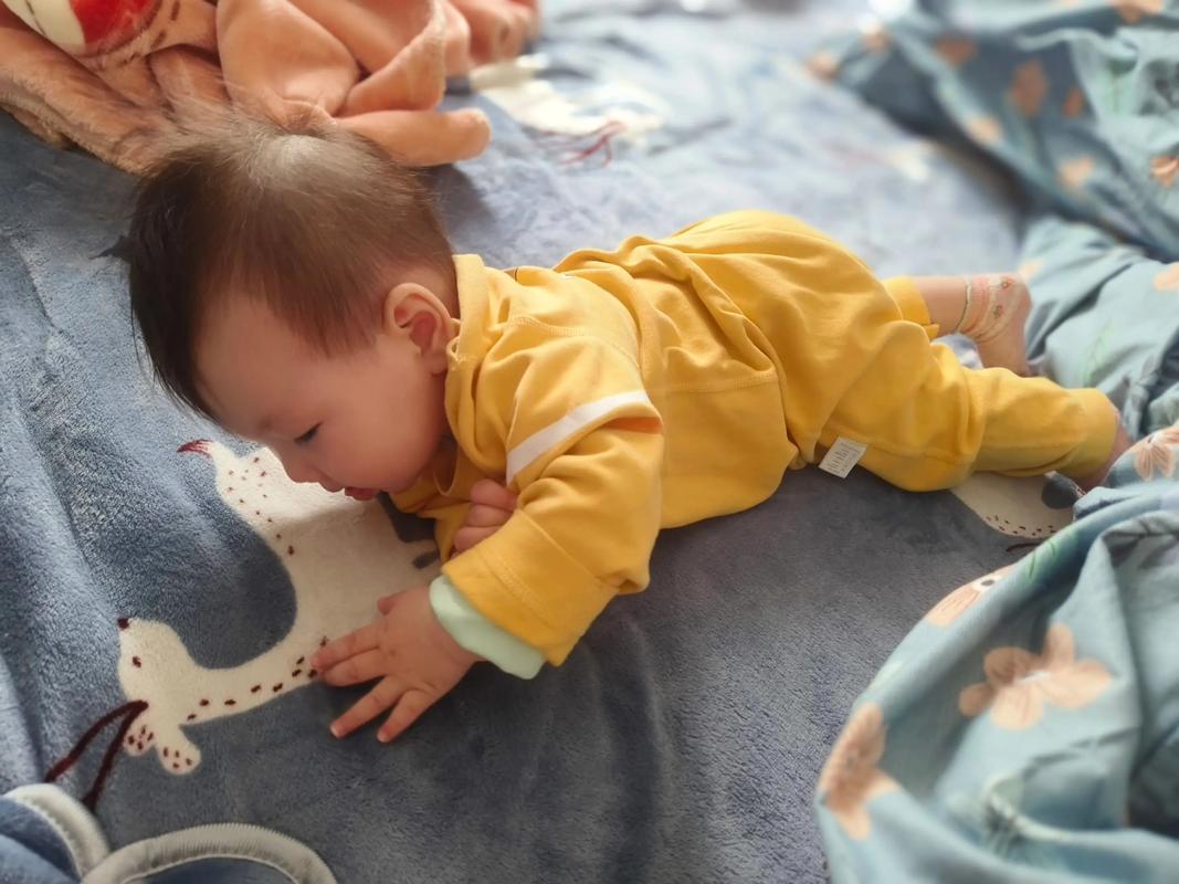 妈妈用手机记录婴儿第一次翻身