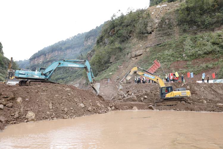 川西山区泡沫混凝土泥石流拦挡坝施工现场