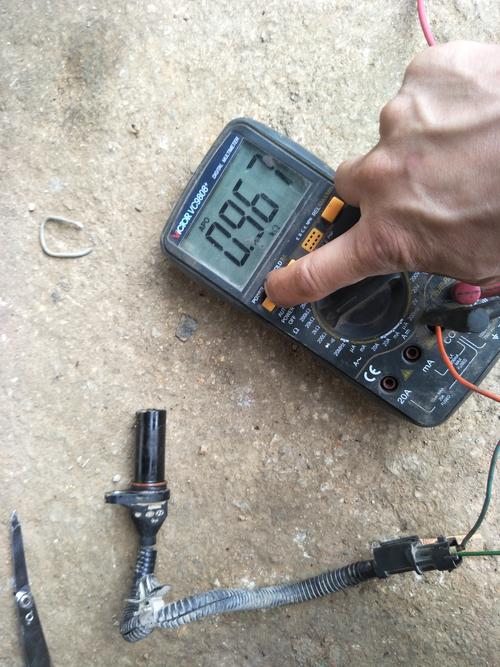 维修师傅万用表测量曲轴位置传感器电阻实拍