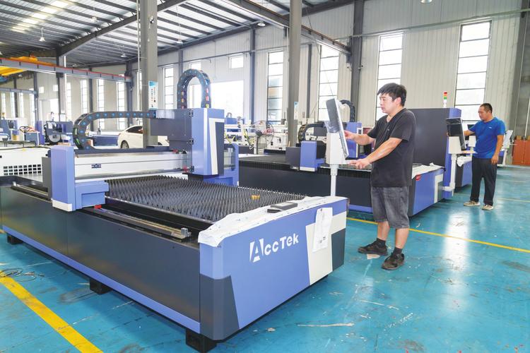 钣金加工设备厂家售后工程师上门调试设备