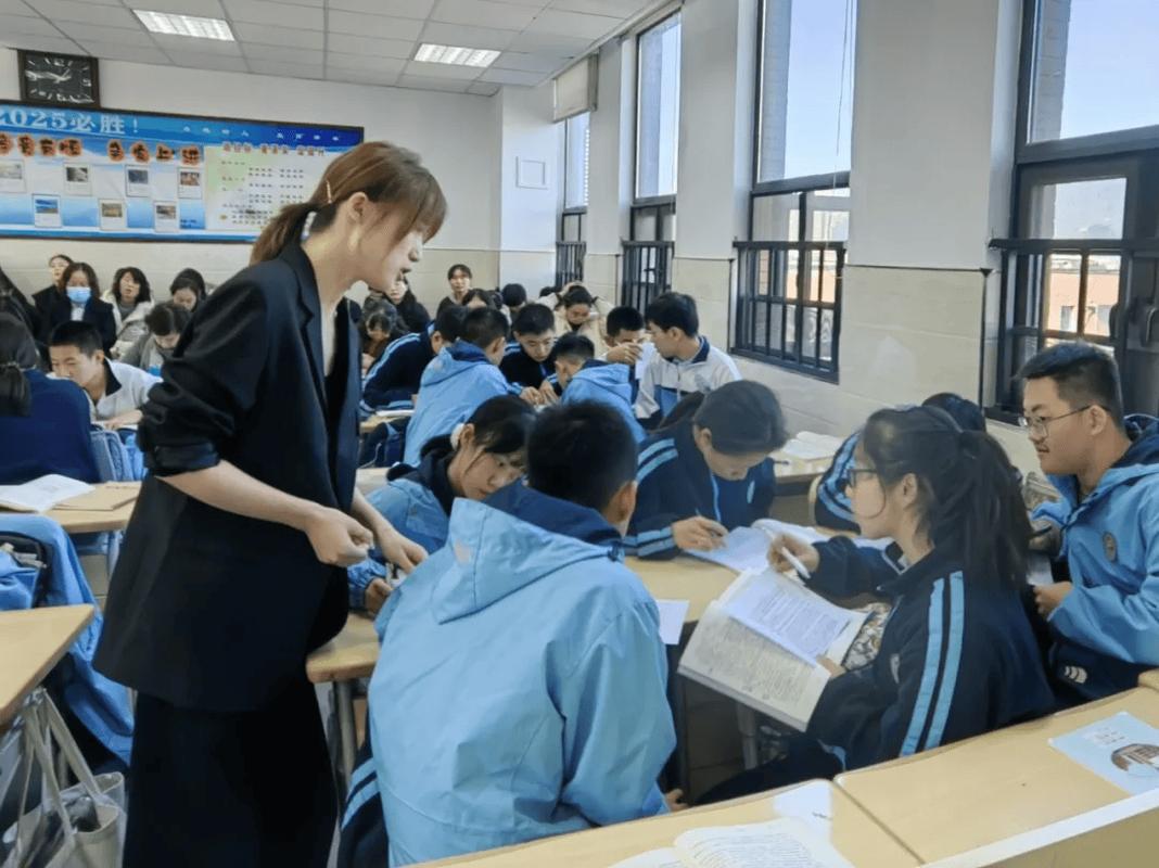 初中课堂上学生拿着拆分好的整本书阅读学案低头做题